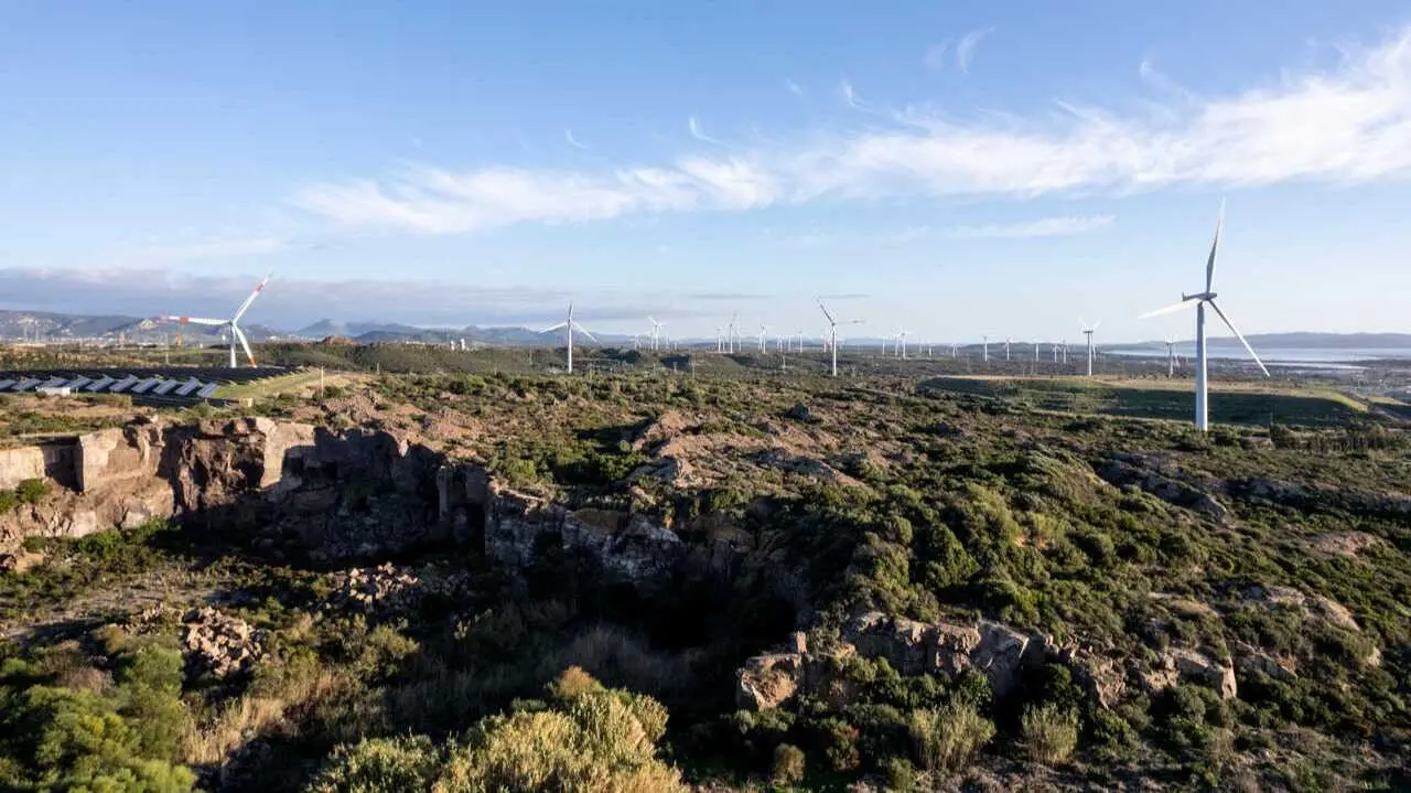 Italia: vista panor&aacute;mica del parque e&oacute;lico de Portoscuso - Foto de Enel
