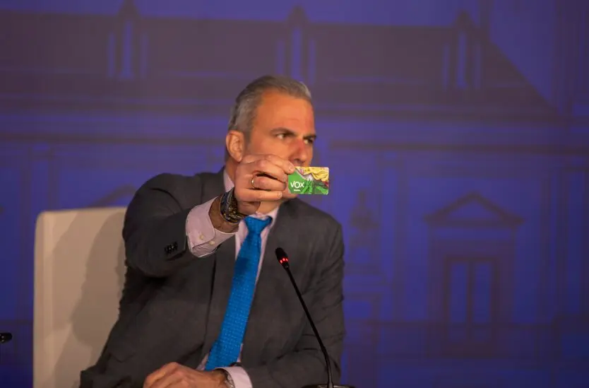 Ortega Smith ense&ntilde;ando su carnet en la rueda de prensa este lunes - Foto Vox/ Carlos de Paz