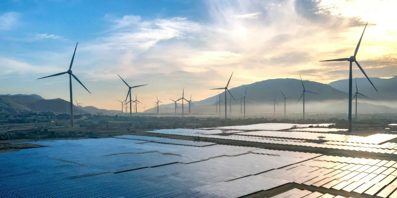 Energ&iacute;as renovables e&oacute;lica y solar - Foto de Quang Nguyen Vinh de Pexels (Canva)