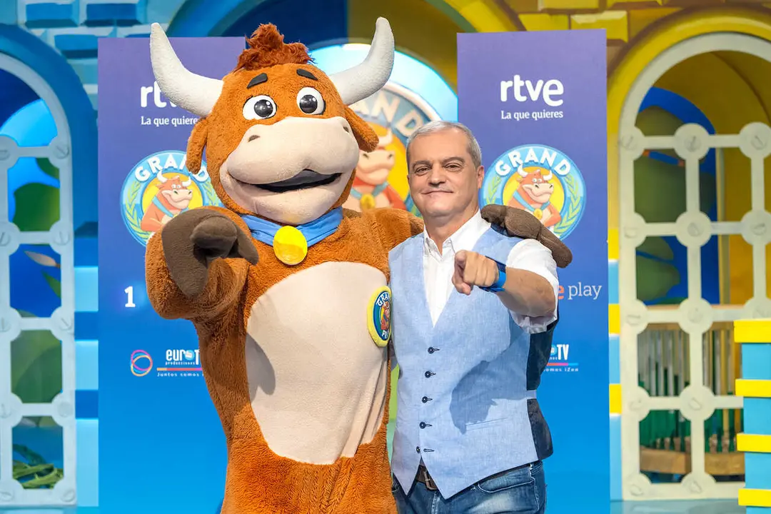 La vaca del Grand Prix junto a Ram&oacute;n Garc&iacute;a | Fotograf&iacute;a de RTVE