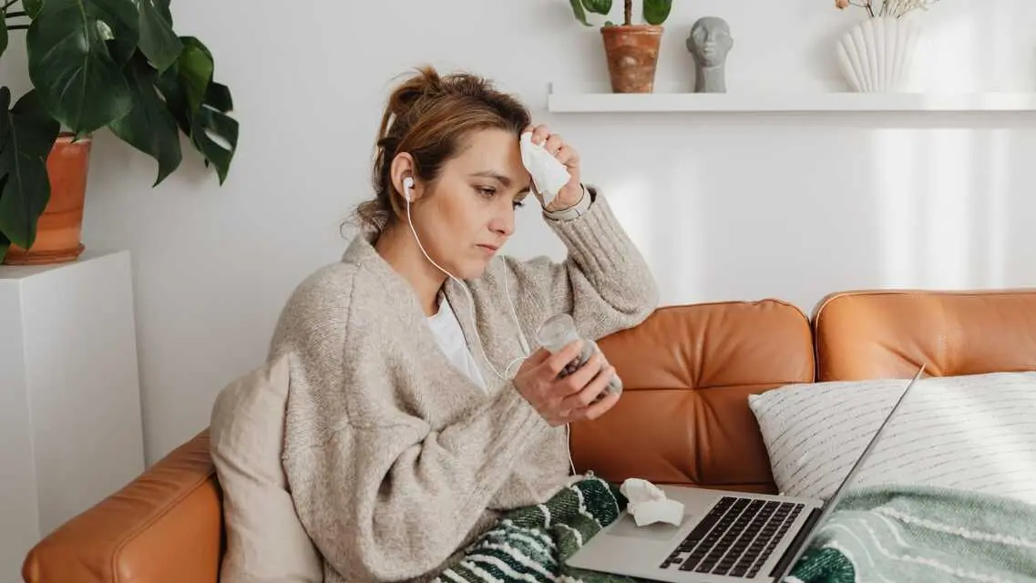 Mujer enferma con ordenador - Foto de Karola G de Pexels