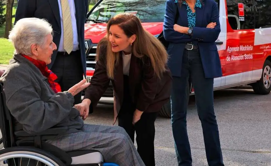 La consejera D&aacute;vila ha presentado hoy esta flota en la Residencia Manoteras - Foto Comunidad de Madrid