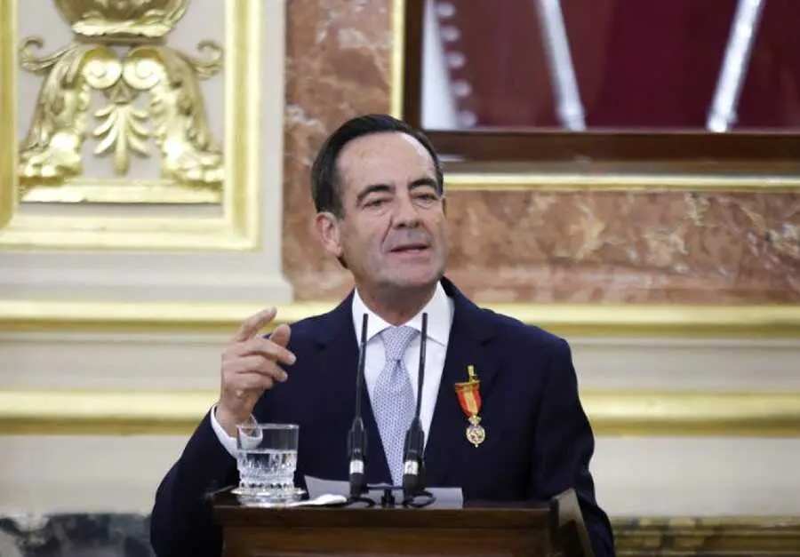 Bono, al recibir en 2023 una medalla como expresidente del Congreso | Foto del Congreso