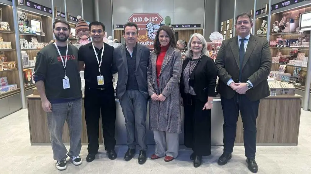 Visita de la directora de Comercio de la Comunidad de Madrid a una tienda Popmart - Foto del Ayuntamiento de Legan&eacute;s