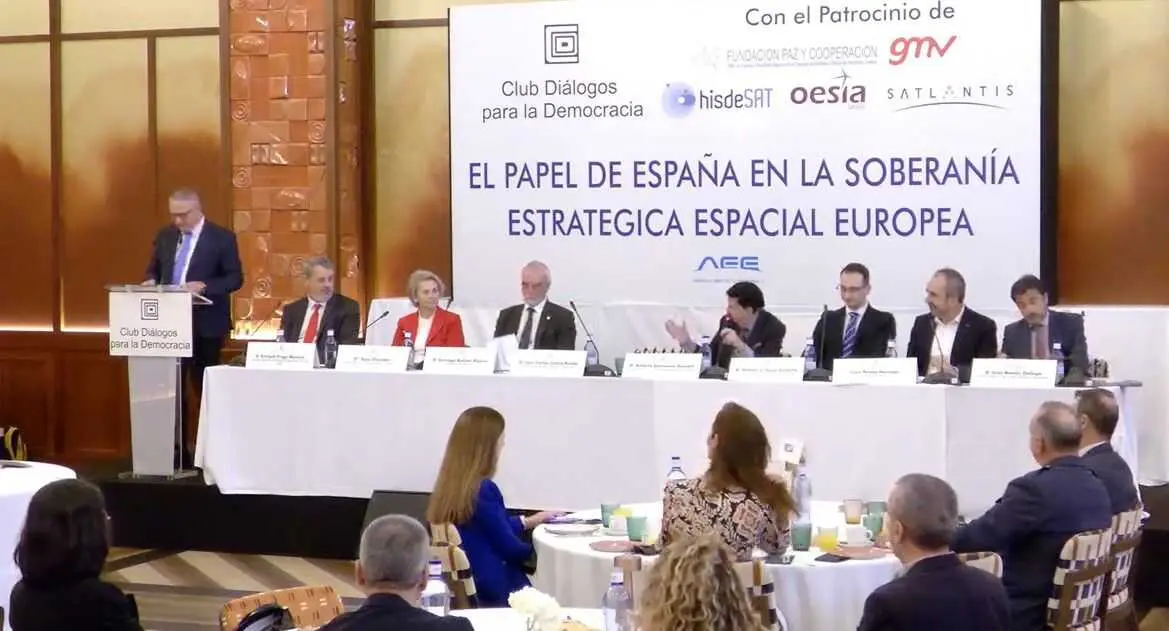 Cortes Pulido, de pie, durante su alocuci&oacute;n - Foto de Di&aacute;logos para la Democracia (Servimedia)