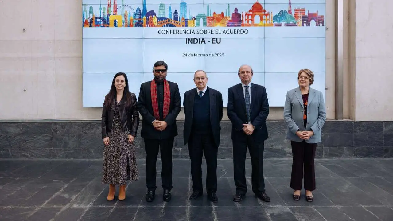 Laura Jarillo, Subdtra. bilateral SEC; Jayant N. Khobragade, embajador India en Espa&ntilde;a; JL Bonet, pte. CE; Daniel Calleja, dtor. Representaci&oacute;n CE Espa&ntilde;a; Inmacula Riera,dtra. CE - Foto de la C&aacute;mara de Comercio de Espa&ntilde;a