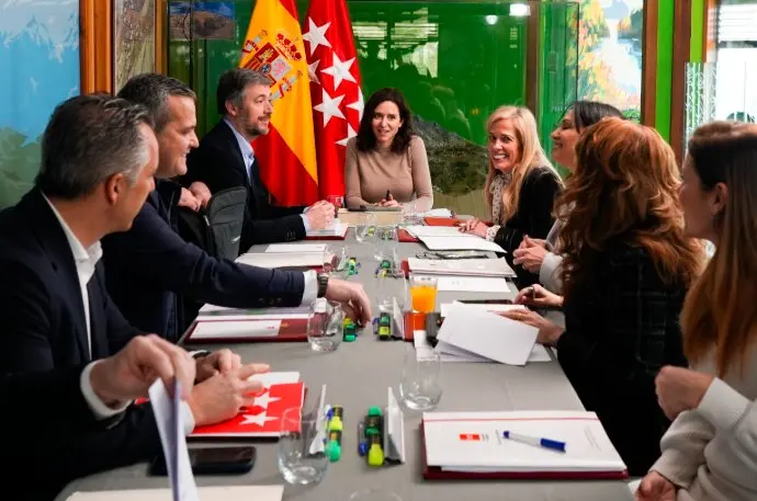 Isabel D&iacute;az Ayuso, presidiendo la reuni&oacute;n del Consejo de Gobierno que de forma extraordinaria se celebra en el Centro de Visitantes de Pe&ntilde;alara - Foto Comunidad de Madrid