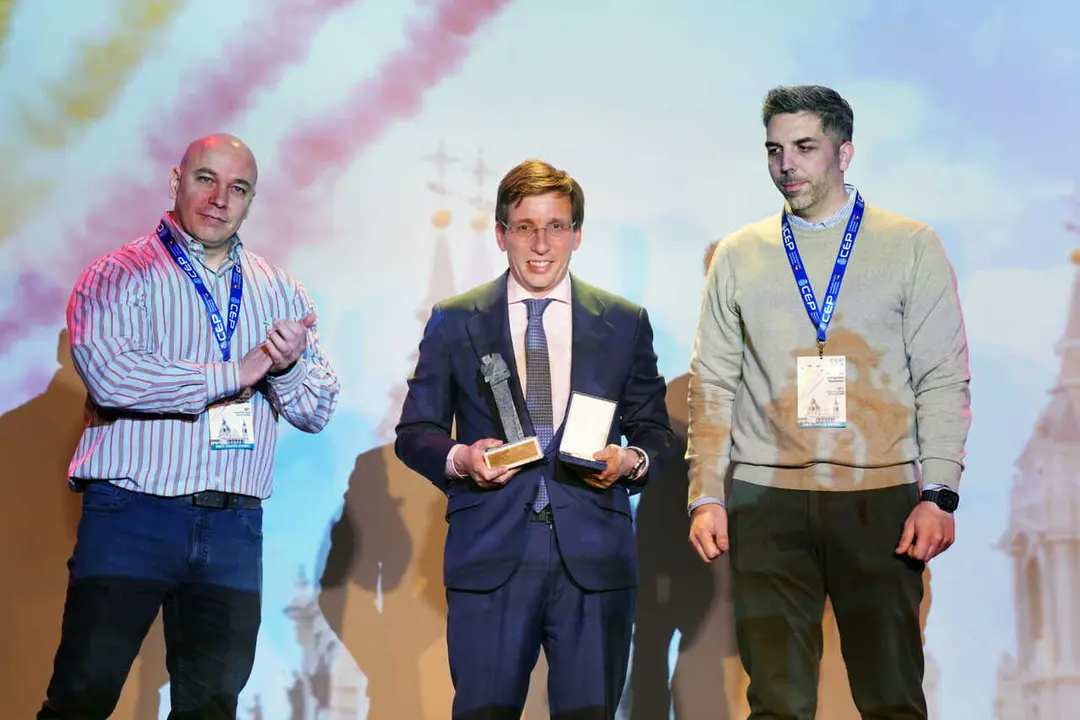 Almeida,  acompa&ntilde;ado por la vicealcaldesa y delegada de Seguridad y Emergencias, Inma Sanz, durante la entrega del Premio Mar&iacute;a Jos&eacute; Garc&iacute;a S&aacute;nchez, que le ha otorgado el CEP