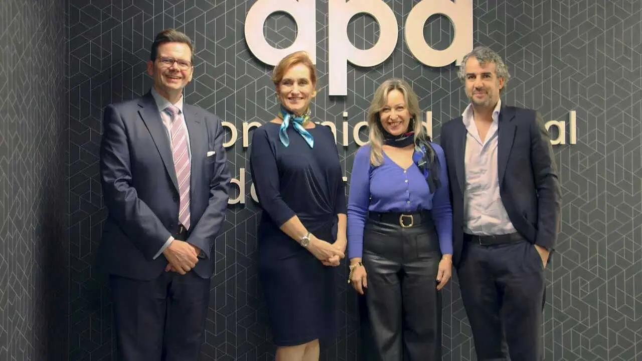 Firma del acuerdo de cooperaci&oacute;n empresarial entre CCBE y APD