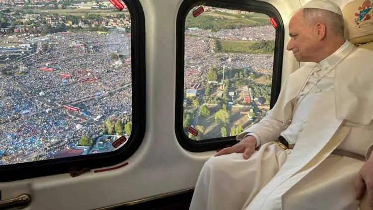 El papa Le&oacute;n XIV, sobrevolando en helic&oacute;ptero a los j&oacute;venes en Tor Vergata - Foto de Vatican Media