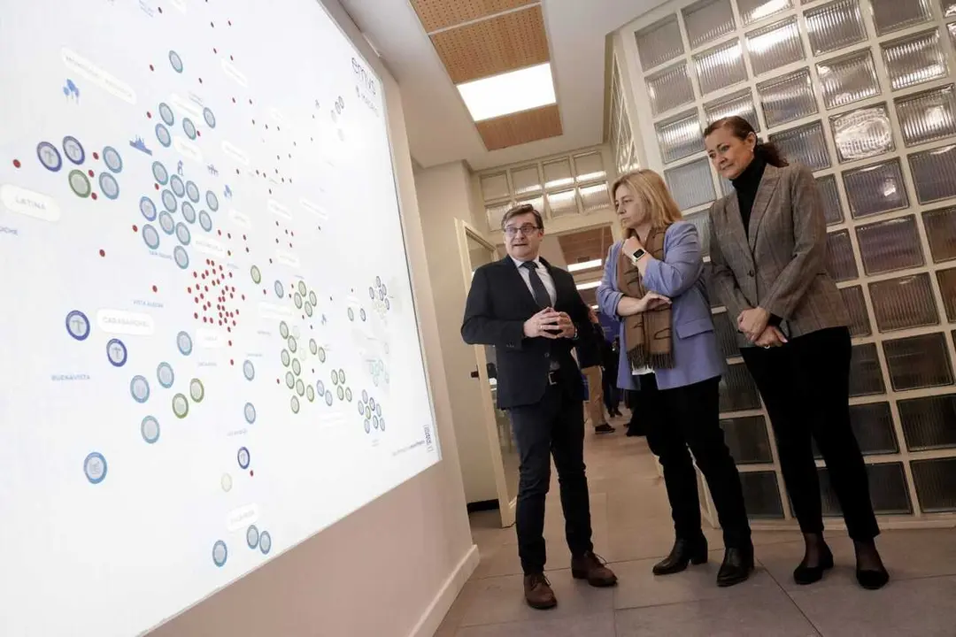 Sanz, Gonz&aacute;lez y Navarro viendo el mapa de vivienda p&uacute;blica EMVS Madrid - Foto Ayuntamiento de Madrid