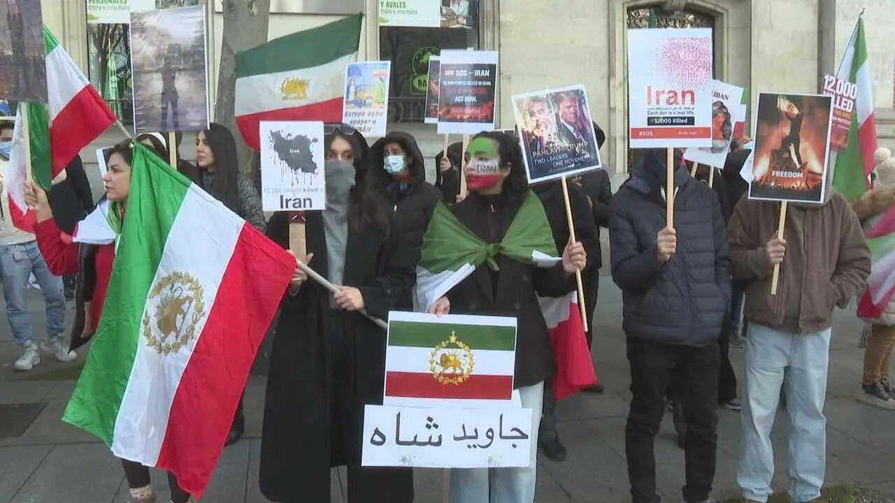 Manifestaci&oacute;n contra el r&eacute;gimen iran&iacute; de los ayatol&aacute;s - Imagen de Archivo