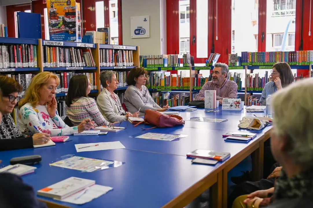 Club de lectura en la Biblioteca P&uacute;blica Municipal Francisco Ib&aacute;&ntilde;ez. / Yaiza Gonz&aacute;lez