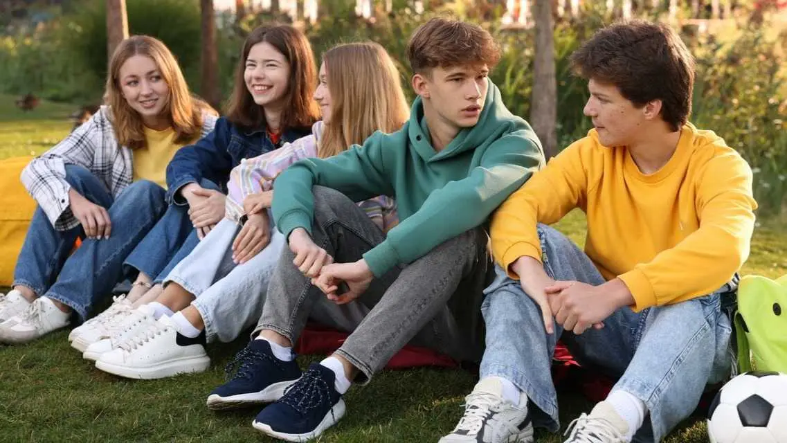 J&oacute;venes en un parque - Foto de Africa Images @africa-images (Canva)