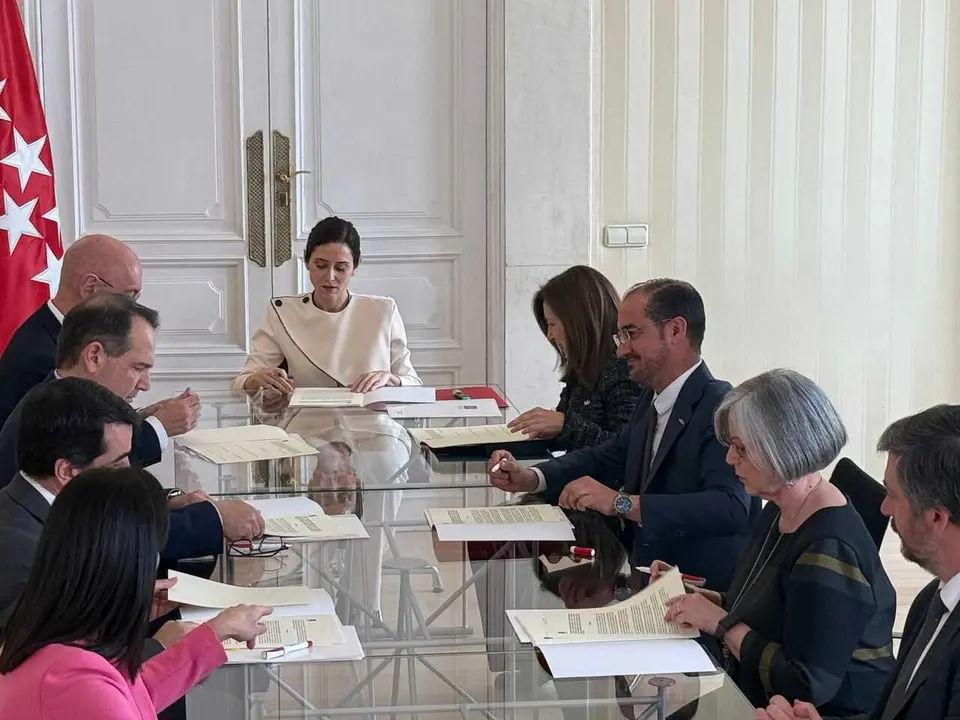 Ayuso durante la firma con los rectores - Foto de Servimedia