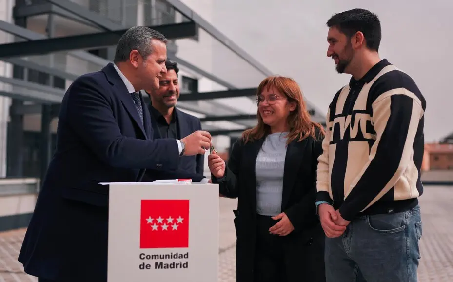 El consejero Rodrigo, en la entrega de viviendas en Navalcarnero - Foto Comunidad de Madrid