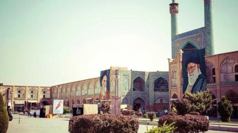 Plaza de Ir&aacute;n con fotos de dirigentes del r&eacute;gimen teocr&aacute;tico - Foto de 123RF/Mariusz_prusaczyk