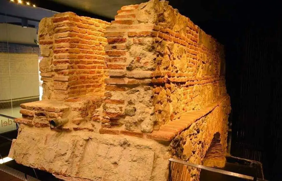 Restos de la Fuente de Ca&ntilde;os del Peral - Foto Ayuntamiento de Madrid