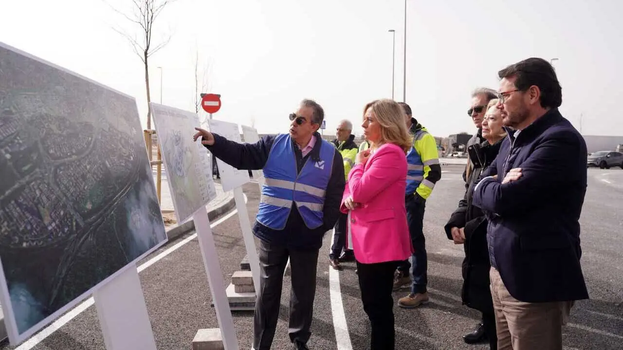Sanz, junto a Garc&iacute;a Romero y Gonz&aacute;lez, ha visitado los trabajos efectuados en la v&iacute;a borde de Valdecarros