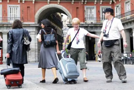 Turistas en la plaza Mayor de Madrid (imagen de archivo)