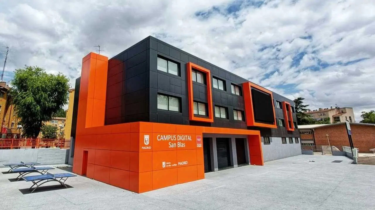Im&aacute;genes del exterior de la Escuela Municipal de Talento Digital