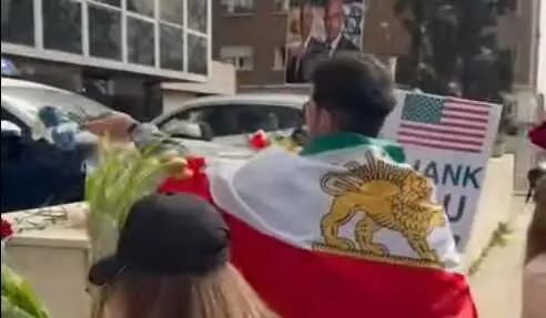 Iran&iacute;es en Madrid depositan flores ante la Embajada de Israel