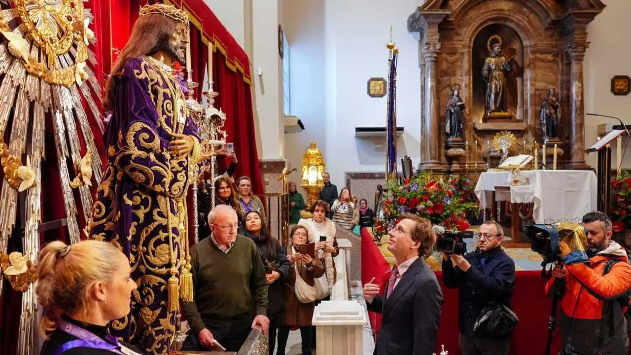 Almeida ha asistido hoy al tradicional besapi&eacute;s al Cristo de Medinaceli, en la bas&iacute;lica del mismo nombre