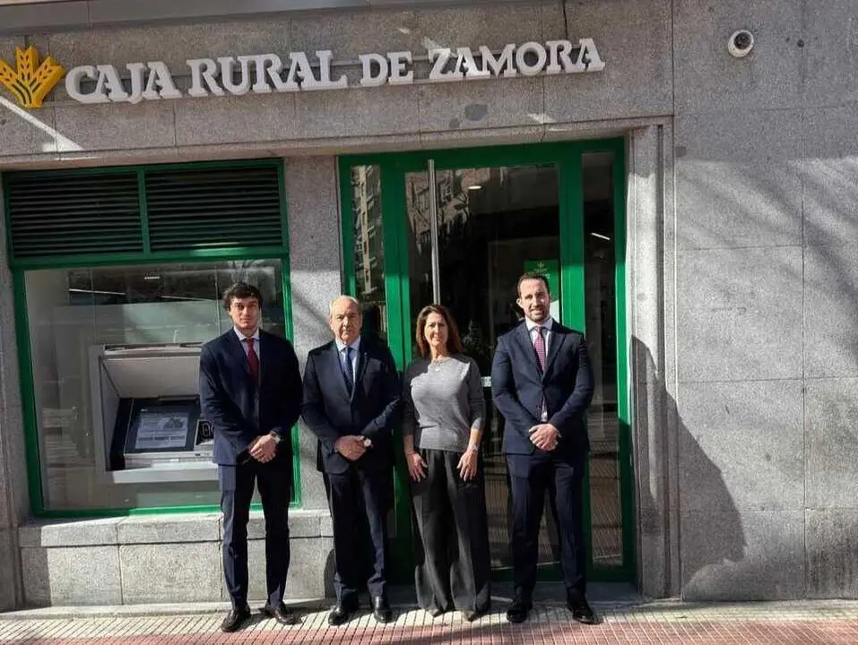 Nueva oficina de Caja Rural de Zamora en Madrid, con Cipriano Garc&iacute;a y Berta Mart&iacute;nez en el centro