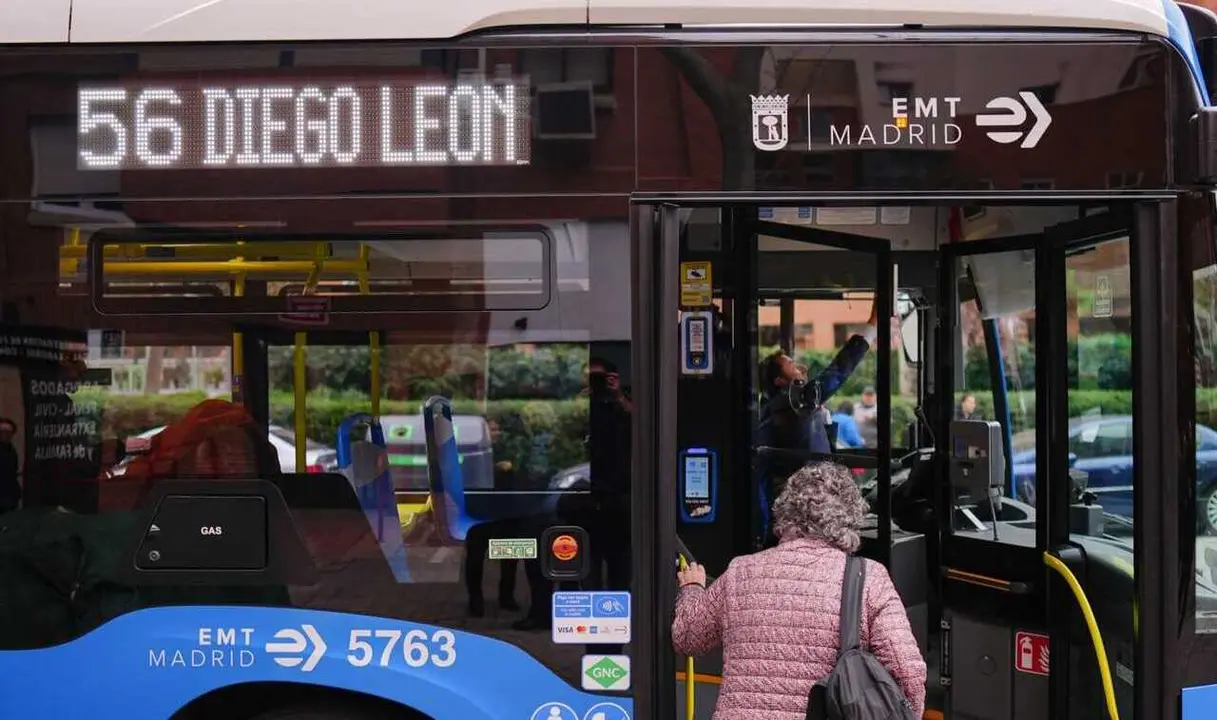 Bus EMT Madrid l&iacute;nea 56 en primera parada - Foto Ayuntamiento de Madrid