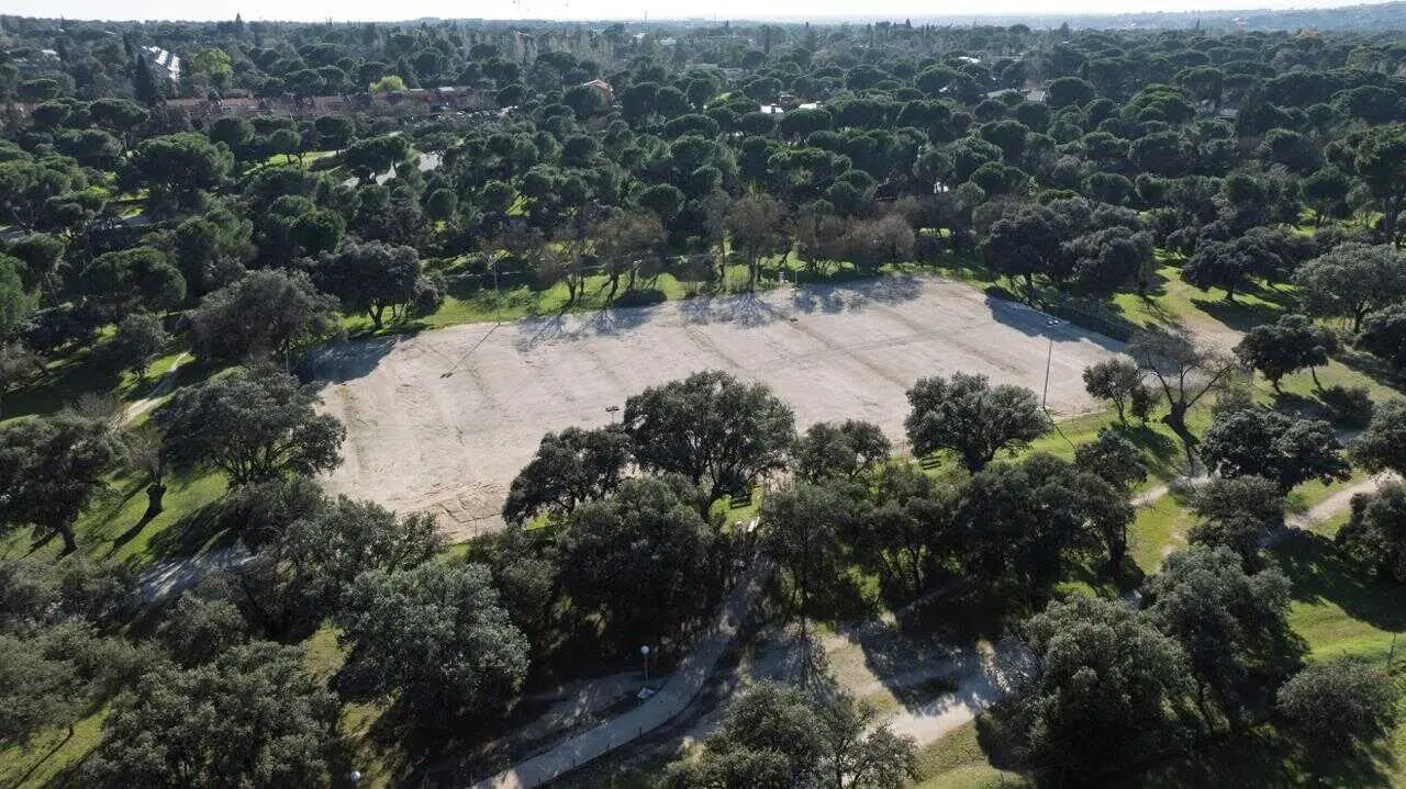 Antiguo campo de f&uacute;tbol en Montepr&iacute;ncipe utilizado como aparcamiento provisional - Foto del Ayuntamiento de Boadilla del Monte