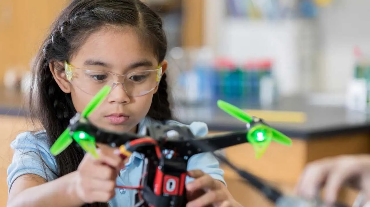 Ni&ntilde;a con un dron