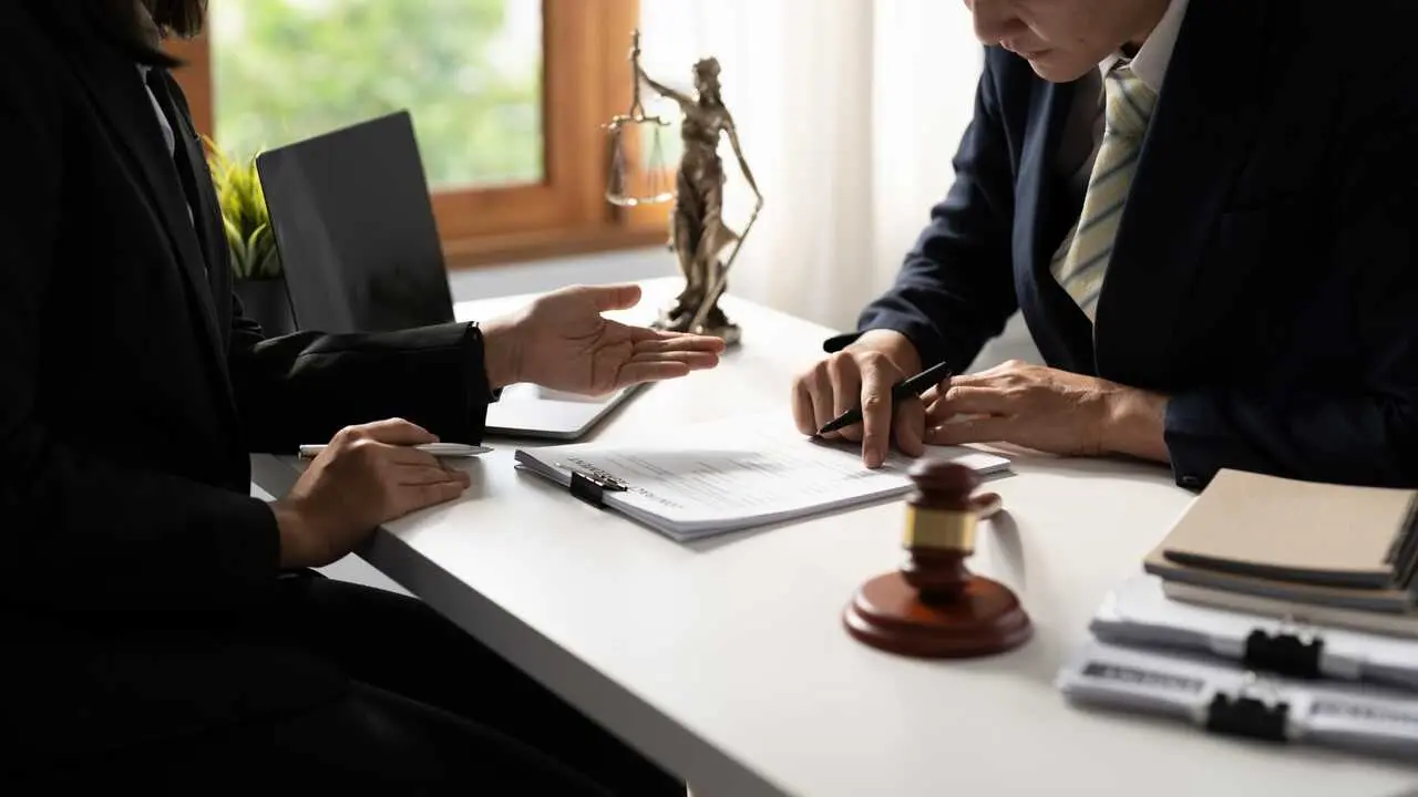 Abogado con cliente - Foto de Natee Meepian's Images