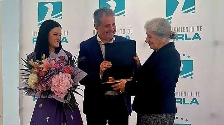 En el acto se ha realizado un homenaje especial a una de las primeras mujeres empresarias de Parla, Feliciana Carmena Oca&ntilde;a, que ha recogido su hija, Elena Garc&iacute;a-Rivera Carmena - Foto del Ayuntamiento de Parla