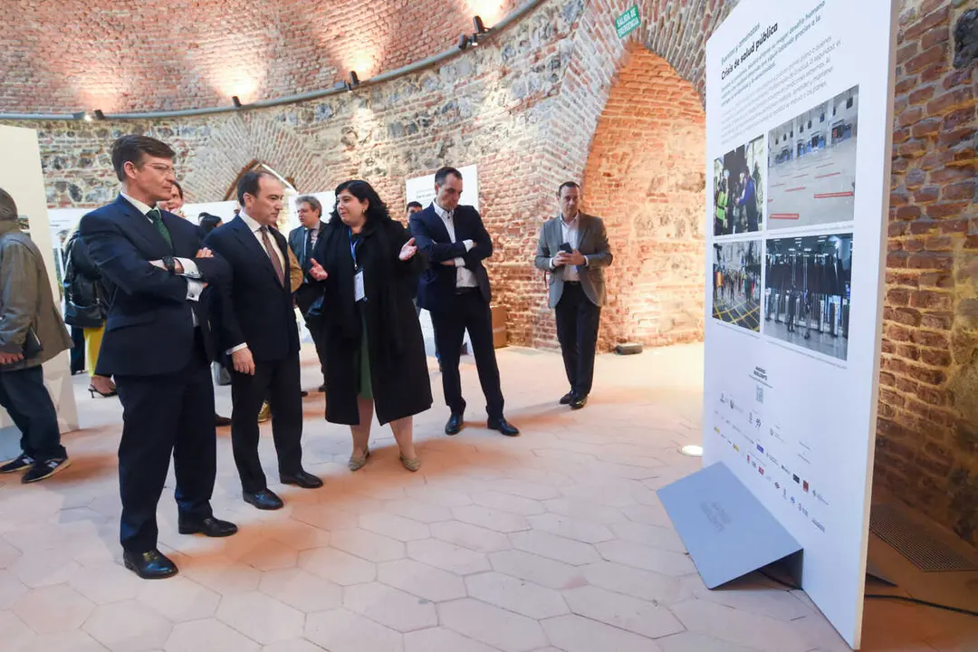 Carabante y P&aacute;ramo en momento de la explicaci&oacute;n de la exposici&oacute;n Madrid Resiliente