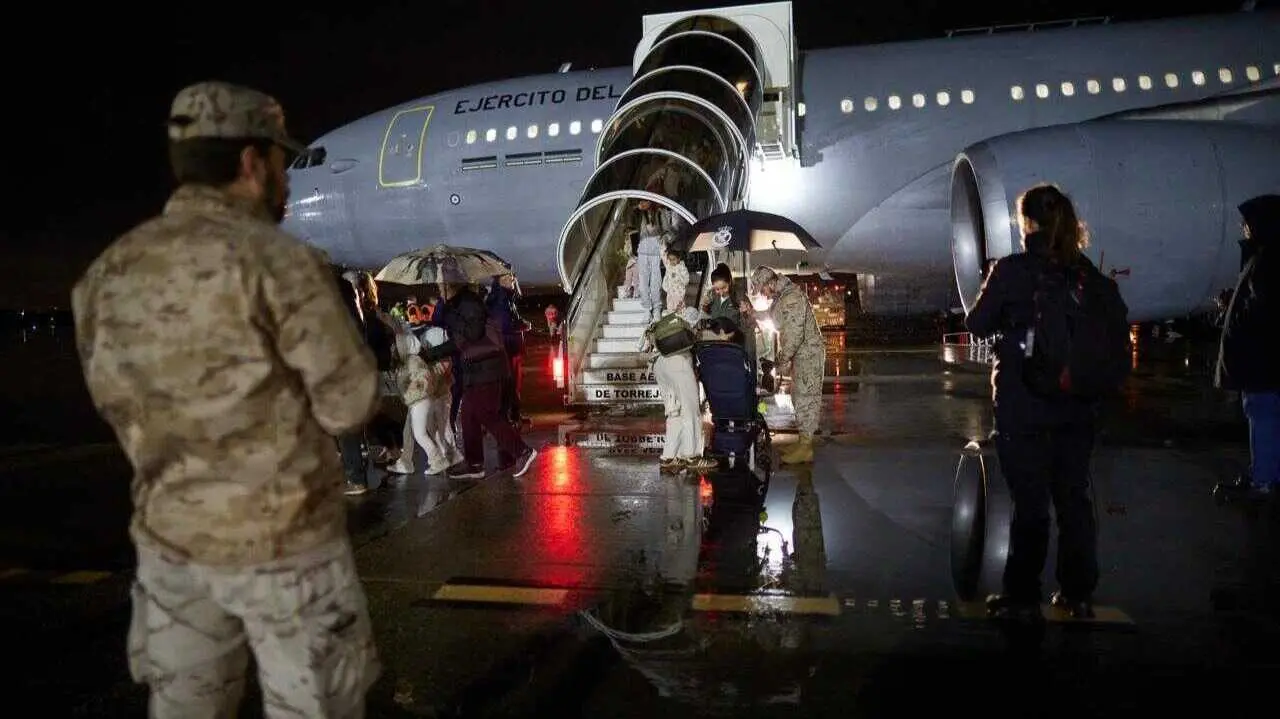 Llegada de ciudadanos repatriados a la Base A&eacute;rea de Torrej&oacute;n - Foto del MAEC