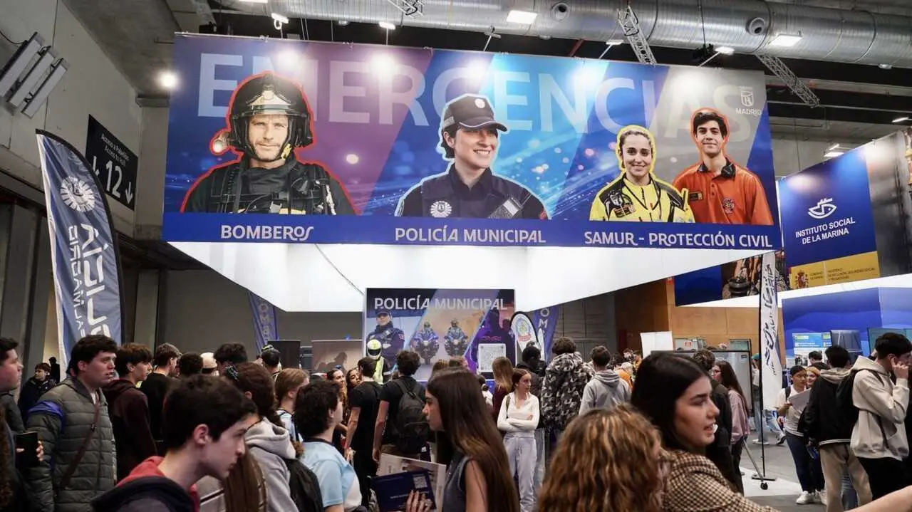 Sanz visita el estand del Ayuntamiento de Madrid en la feria Aula 2026