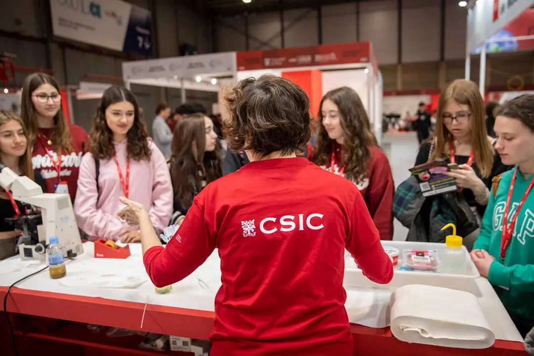 El estand del CSIC ofrece cerca de 50 experiencias para estudiantes y p&uacute;blico general. / David. F. Sabadell