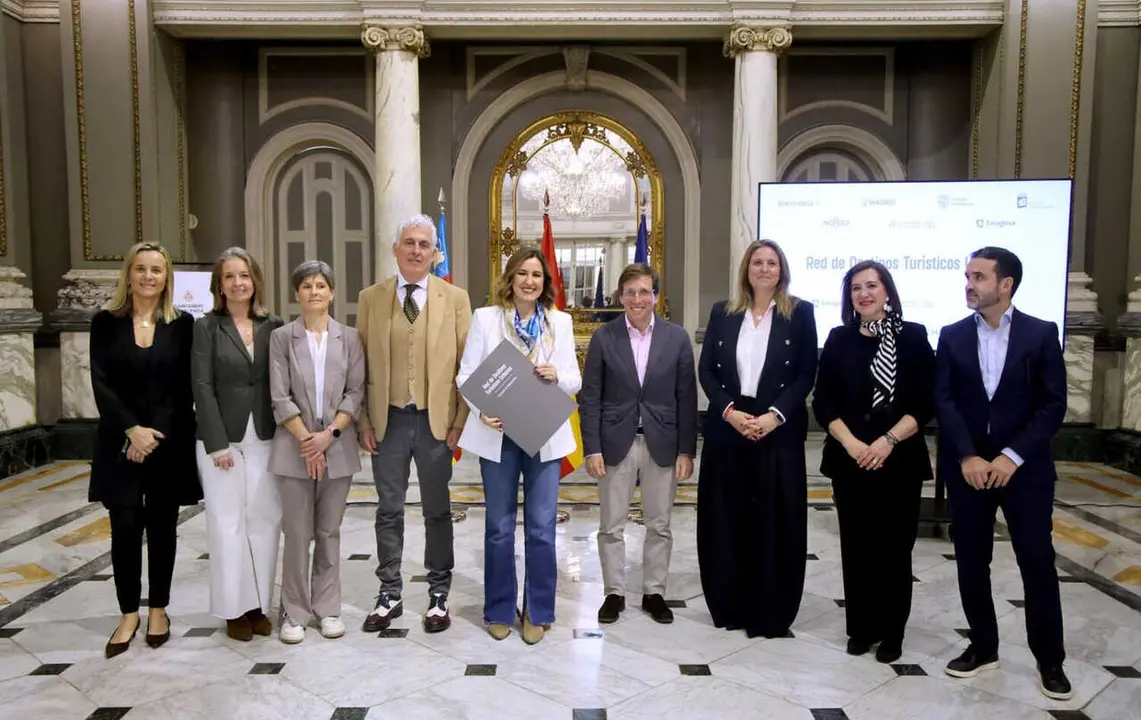 Almeida, en la firma del protocolo para la creaci&oacute;n de la Red de Destinos Tur&iacute;sticos Urbanos en Valencia - Foto Ayuntamiento de Madrid