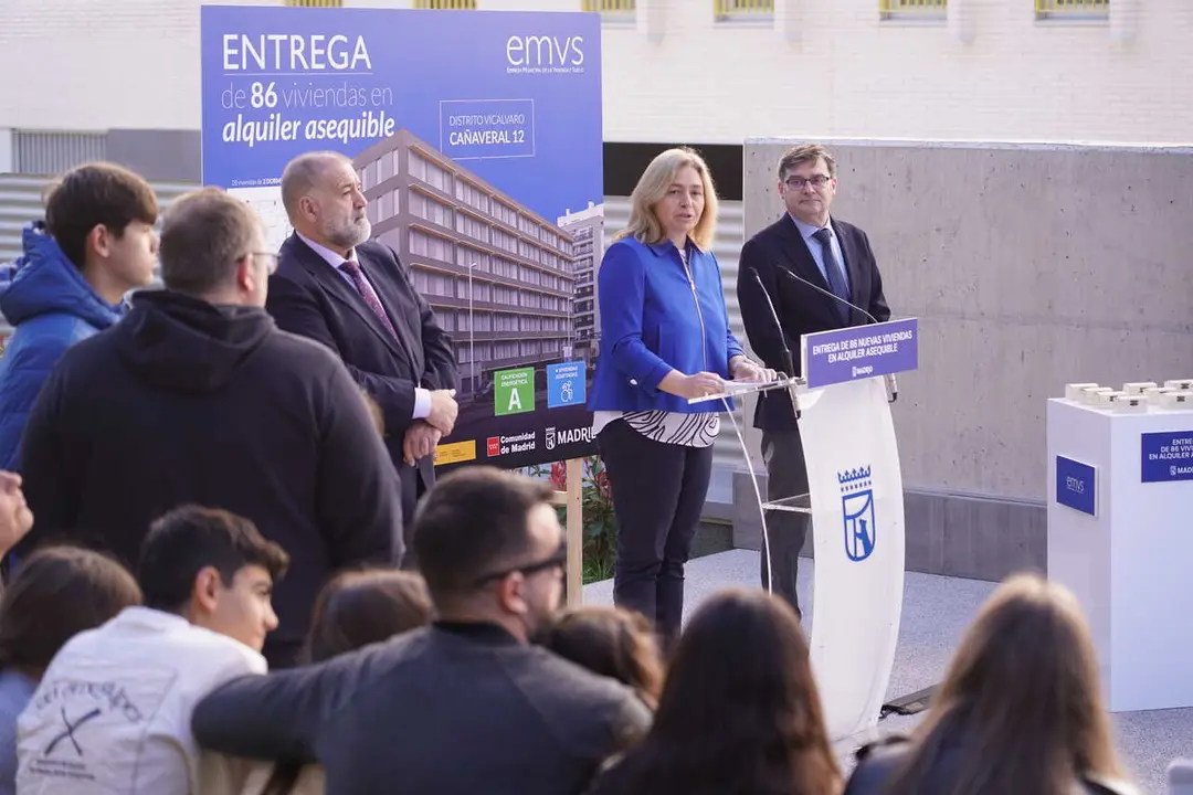 Sanz en la entrega de llaves de Ca&ntilde;averal 12 - Foto Ayuntamiento de Madrid