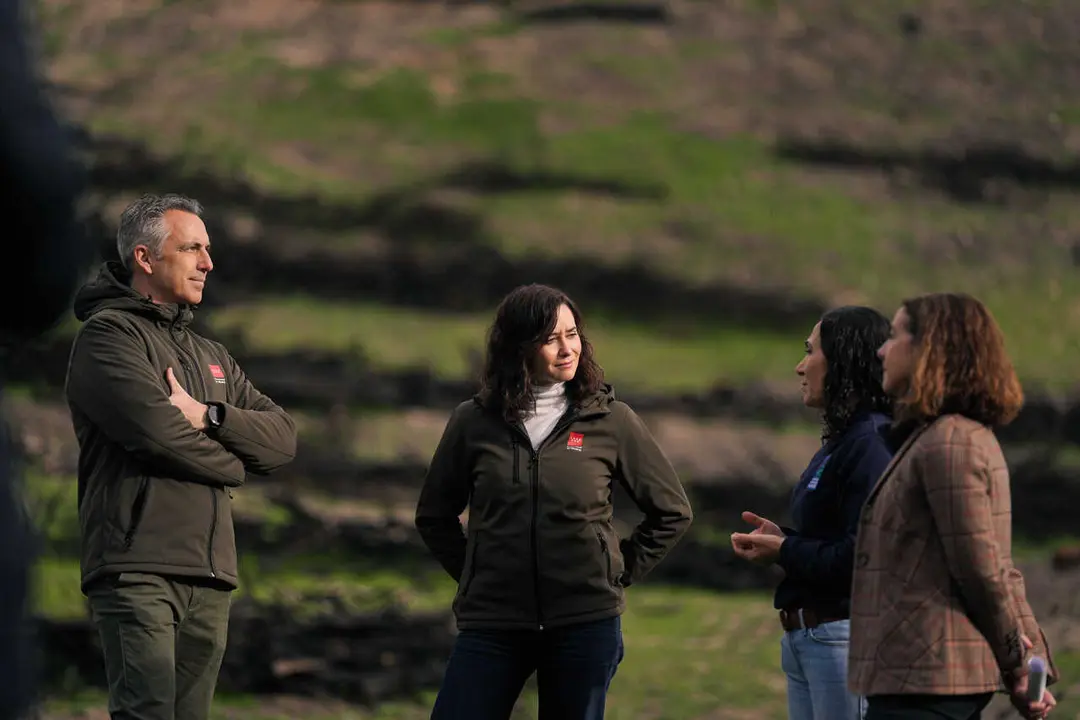 Isabel D&iacute;az Ayuso, supervisando  los trabajos de recuperaci&oacute;n del Monte de Vi&ntilde;uelas - Foto Comunidad de Madrid