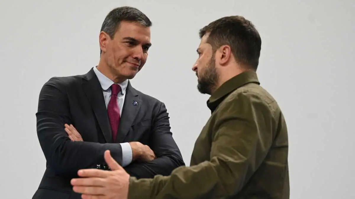 S&aacute;nchez conversa con Zelenski en la cumbre de Granada | Foto de Pool Moncloa/Borja Puig de la Bellacasa