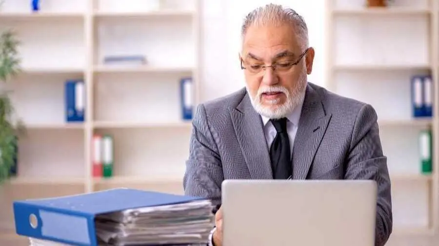 Un trabajador veterano en su escritorio | Foto de 123RF/Elnur