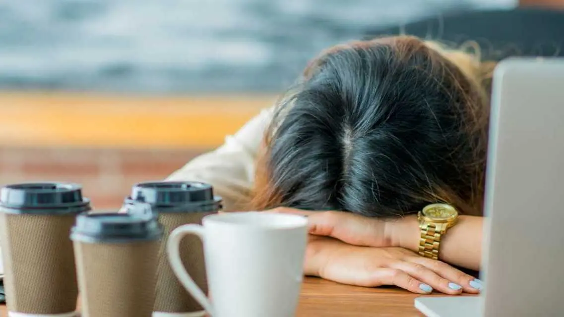 Trabajadora exhausta - FatCamera de Getty Images Signature (Canva)