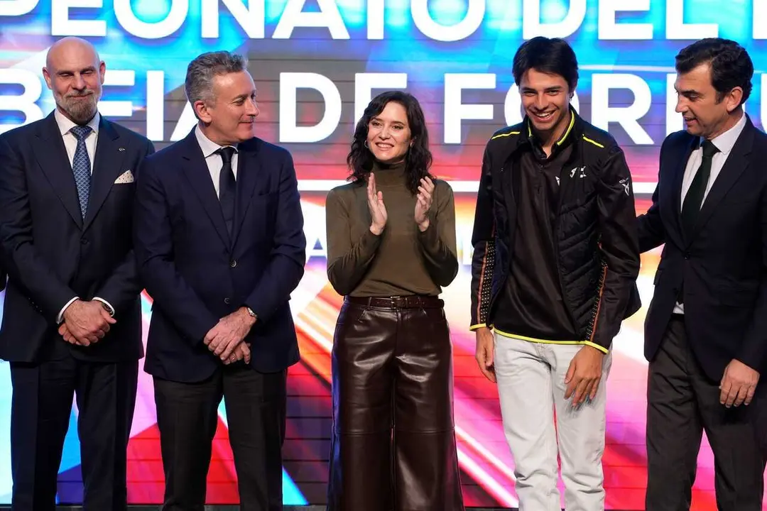 Isabel D&iacute;az Ayuso, recibiendo a pilotos y escuder&iacute;as que competir&aacute;n este s&aacute;bado en el Campeonato del Mundo de  F&oacute;rmula E - Foto Comunidad de Madrid