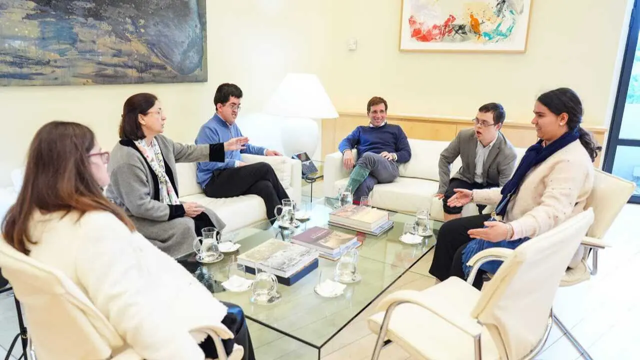 Almeida, junto a miembros de la fundaci&oacute;n Down Madrid, en el palacio de Cibeles, con motivo del D&iacute;a Mundial del S&iacute;ndrome de Down