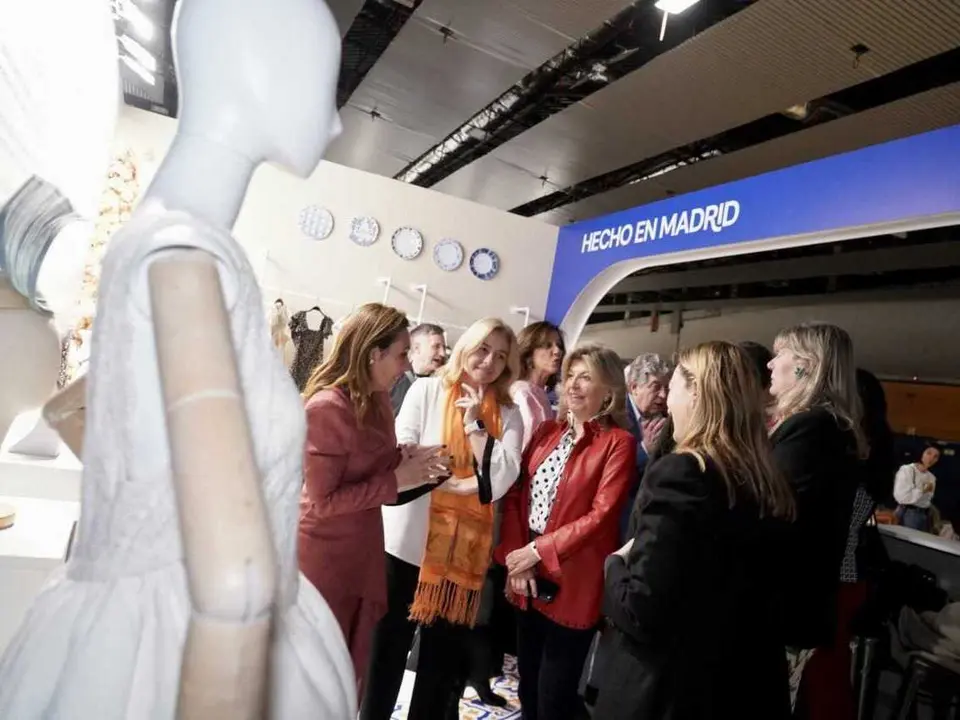 Sanz e Hidalgo en la presentaci&oacute;n del sello &lsquo;Hecho en Madrid&rsquo; en el estand hom&oacute;nimo ubicado en IFEMA Madrid, en el seno de la MBFWM