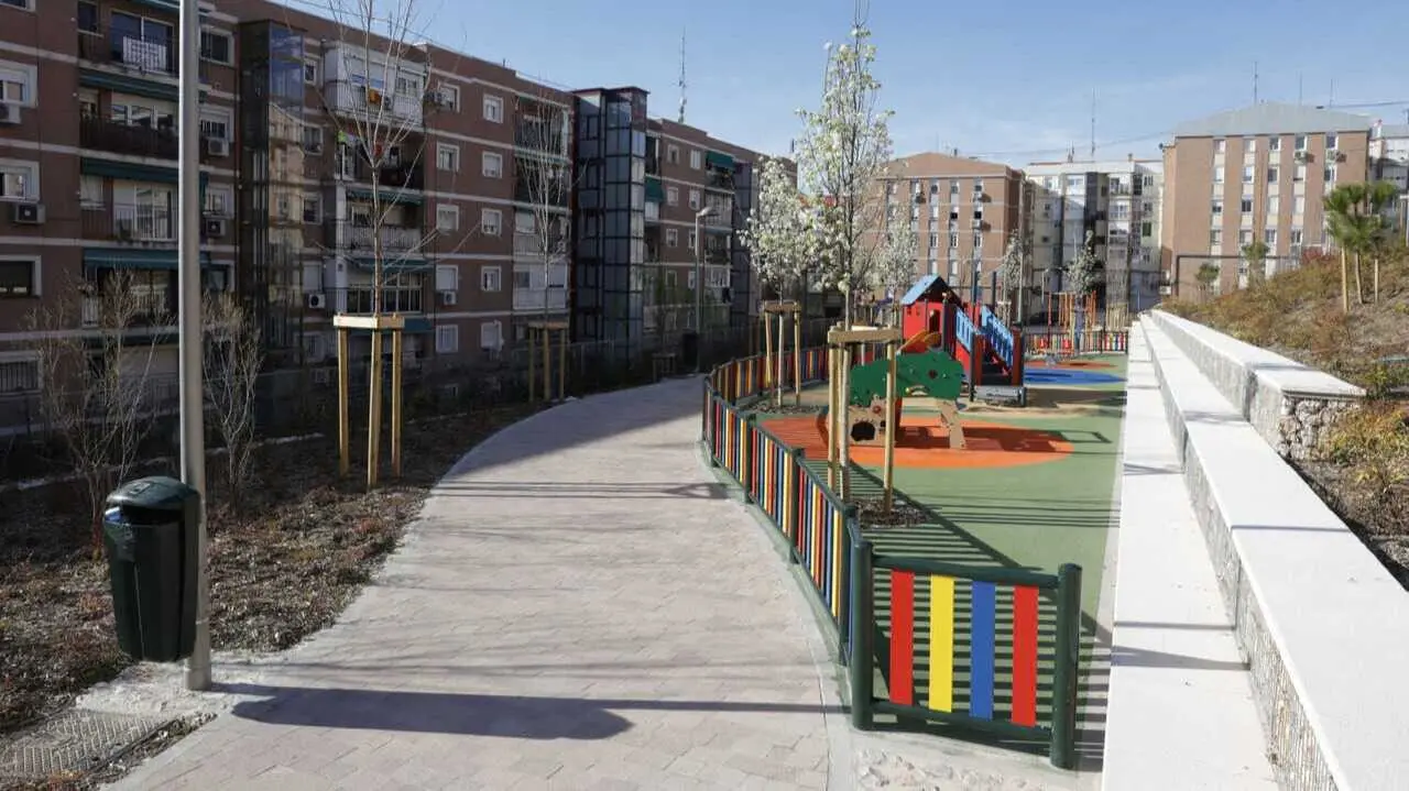 Im&aacute;genes de diferentes espacios renaturalizados entre las calles de Miguel de Unamuno, San Clodoaldo y Jos&eacute; Barbastre, en el distrito de Ciudad Lineal - Foto del Ayuntamiento de Madrid