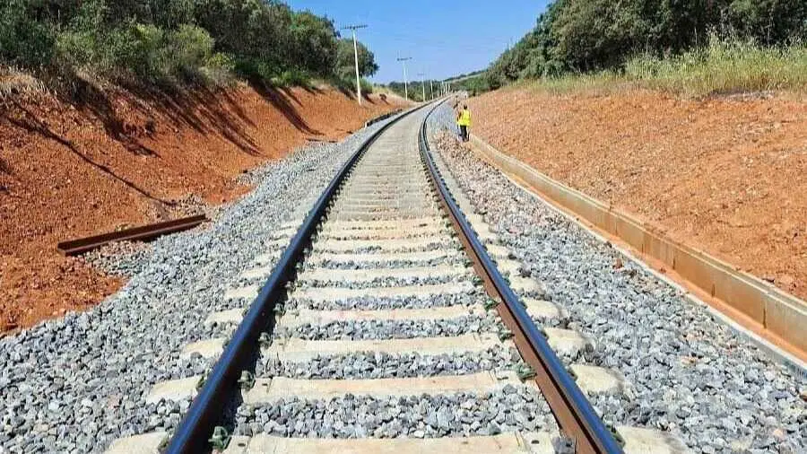 Una v&iacute;a f&eacute;rrea en Espa&ntilde;a - Foto de Adif
