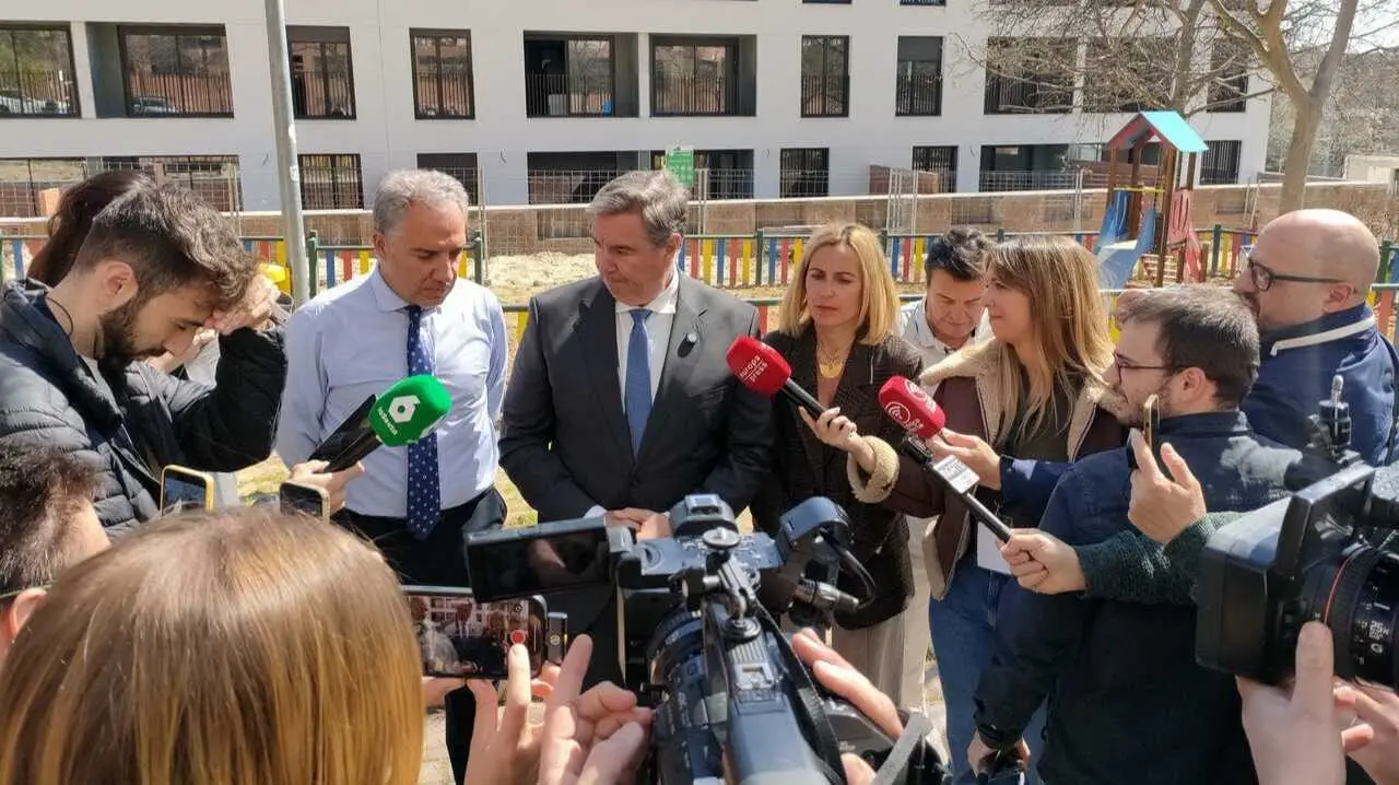 El vicesecretario de Organizaci&oacute;n del PP, El&iacute;as Bendodo, acompa&ntilde;ado por el diputado y viceconsejero Jos&eacute; Antonio S&aacute;nchez en Alcobendas junto a la alcaldesa Roc&iacute;o Garc&iacute;a Alc&aacute;ntara