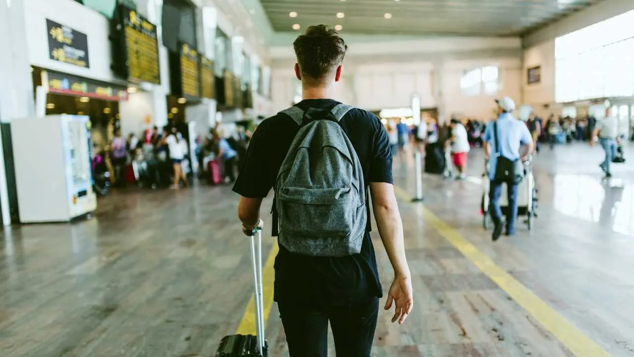 Hombre andando por el aeropuerto - Foto de Lifestock